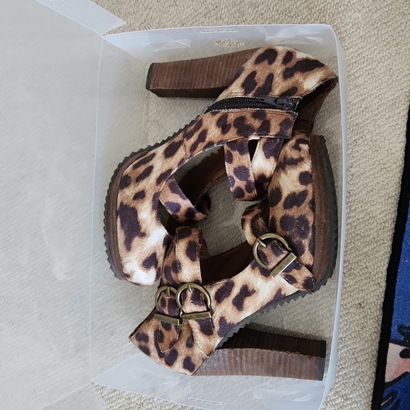 Leopard print mary Janes - Picture 2 of 5